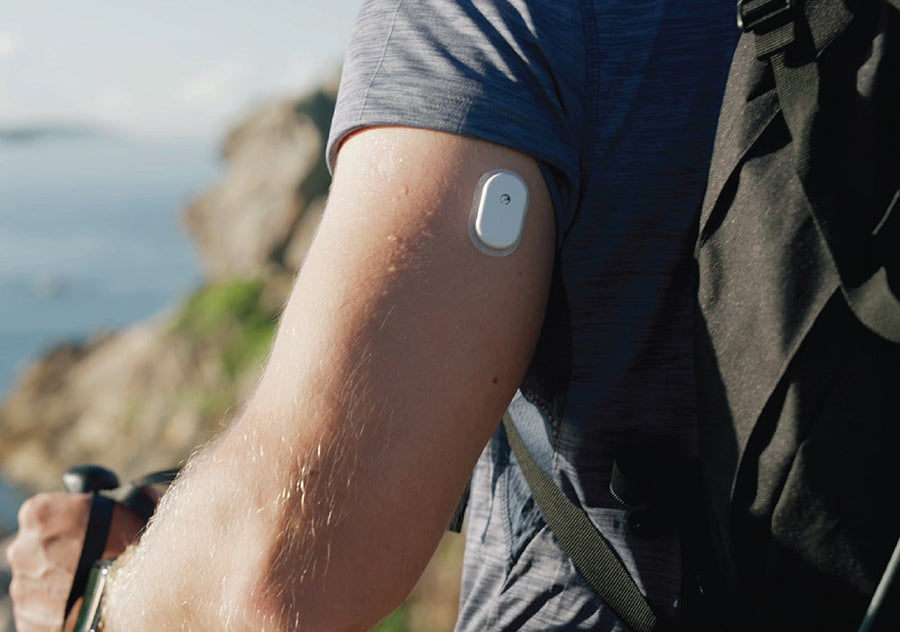 Capteur de glucose SIBIONICS GS1 porté sur le bras pendant une randonnée