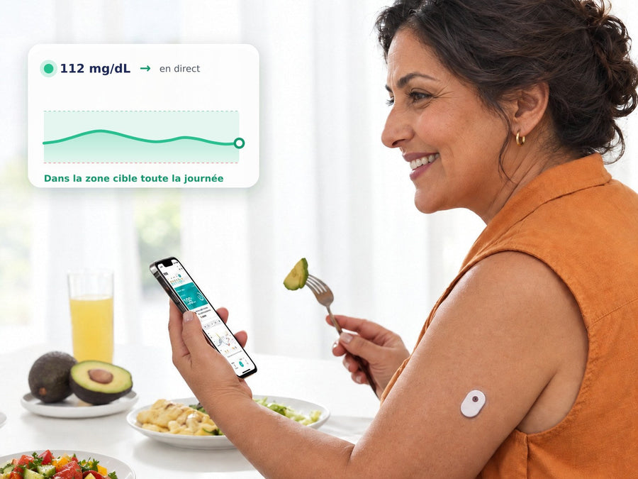Femme suivant sa glycémie en direct sur l’application SIBIONICS avec le capteur GS3 porté sur le bras